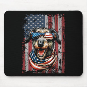 Mousepad O Cachorro Irlandês Wolfhound Passa A Bandeira Dos
