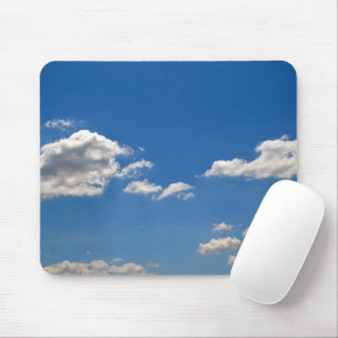 Mousepad O céu é azul e as nuvens brancas estão passando