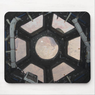 Mousepad O deserto do Sara visível através das janelas