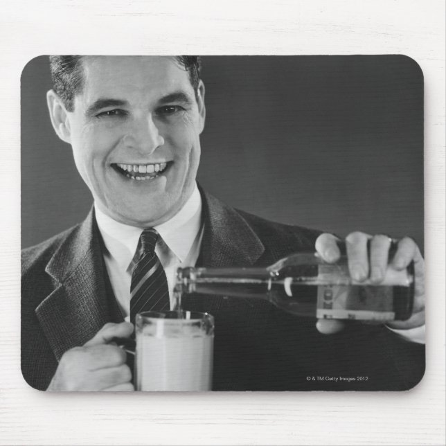 Mousepad O homem a derramar cerveja de garrafa em jarro (B& (Frente)