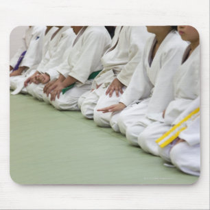 Mousepad O jogador do judo da criança senta-se para baixo