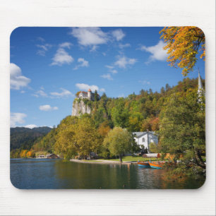 Mousepad O lago sangrou com as árvores em cores do outono