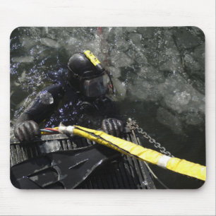 Mousepad O Marinho norte-americano Diver se prepara para in