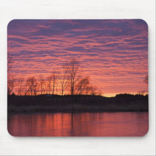 Mousepad O pôr do sol brilhante reflete no rio Calamus