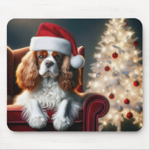Mousepad O rei de Natal Charles Spaniel em uma cadeira verm