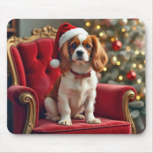 Mousepad O rei de Natal Charles Spaniel em uma cadeira verm