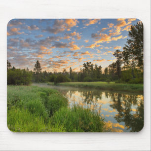 Mousepad O rio Whitefish com belas nuvens ao nascer do sol