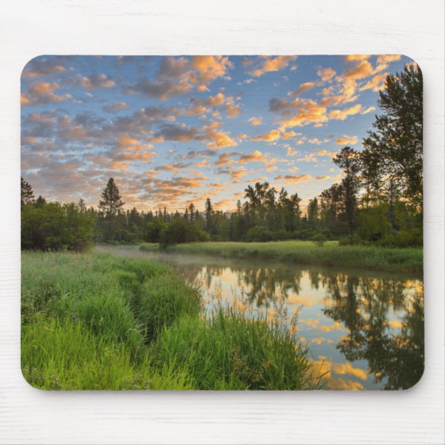 Mousepad O rio Whitefish com belas nuvens ao nascer do sol (Frente)