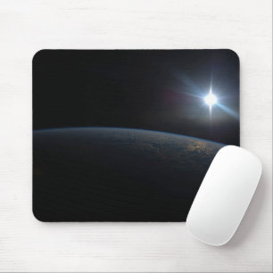 Mousepad O Sol Se Situando Sobre O Horizonte Da Terra.