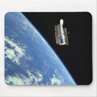 Mousepad O telescópio espacial Hubble com uma terra azul