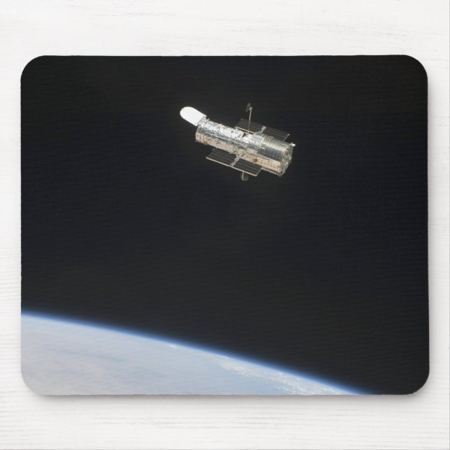 Mousepad O Telescópio Espacial Hubble em órbita acima da Te (Frente)