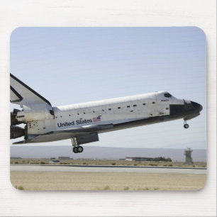 Mousepad O vaivém espacial Atlantis prepara-se aterrando 2