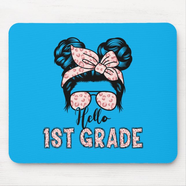 Mousepad Olá Menina do 1º Ano com Coque de Cabelo Desgrenha (Frente)