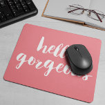 Mousepad Olá, Rosa Coral e Branco<br><div class="desc">O mouse de coral cor-de-rosa-pêssego apresenta "Hello Gorgeous" em letras brancas de bruços. Use o campo personalização opcional para adicionar um nome,  monograma ou texto de sua escolha!</div>