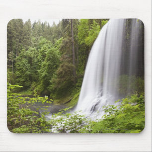 Mousepad Opinião borrada da cachoeira e da floresta em