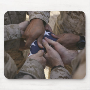 Mousepad Os fuzileiros navais dobram uma bandeira americana