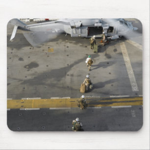 Mousepad Os fuzileiros navais preparam-se para embarcar um