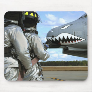 Mousepad Os sapadores-bombeiros distribuem uma mangueira de