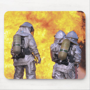 Mousepad Os sapadores-bombeiros extinguem um fogo de aviõe