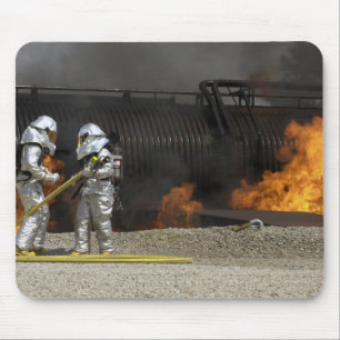 Mousepad Os sapadores-bombeiros neutralizam um fogo vivo