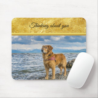 Mousepad Ouro Retriever parado no oceano azul rochoso