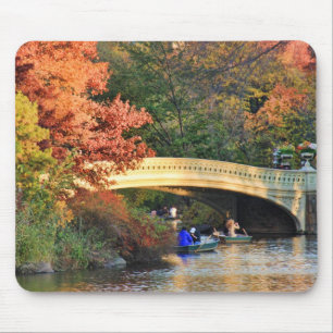 Mousepad Outono no Central Park: Barqueiros pela ponte #01