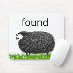 Mousepad Ovelha Preta Lanosa na Grama com Texto Encontrado