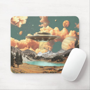 Mousepad OVNI Surreal Acima do Lago da Montanha com Planeta