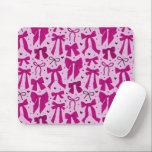 Mousepad Padrão de Arcos magenta Whimsical<br><div class="desc">Coquete e pastilha branca com ilustração desenhada manualmente dos arcos magenta e do padrão cardíaco.</div>