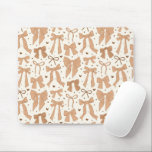 Mousepad Padrão de Arcos Whimsical Terracotta<br><div class="desc">Colete e pastilha bucal branca com ilustração desenhada à mão de arcos de terracota e padrão cardíaco.</div>