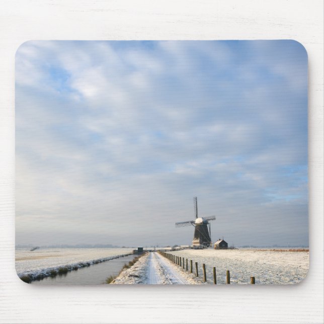 Mousepad Paisagem de inverno com neve e moinho de vento na  (Frente)