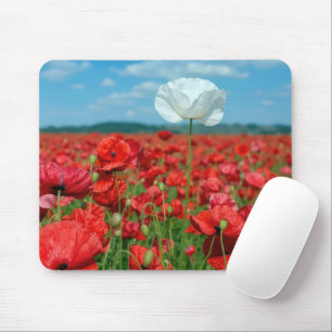 Mousepad Papoula Branca Única em um Campo de Papoulas Verme