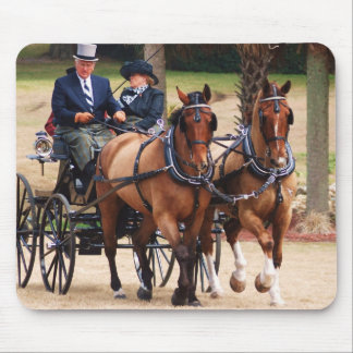 Mousepad pares de cavalos que puxam a carruagem