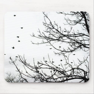 Mousepad Pássaros preto e branco que voam fora das árvores