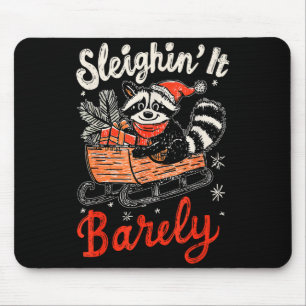 Mousepad Passeando com dificuldade Raccoon Natal engraçado