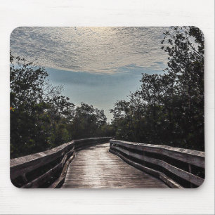 Mousepad passeio de madeira com nuvens brilhando acima