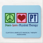 Mousepad Paz Amor Terapia Física Personalizada PT Office Bl<br><div class="desc">Peace Love Physical Therapy personalizou o mouse pad com um sinal verde de paz,  coração vermelho e as letras PT em azul para um fisioterapeuta. Personalize este bonito presente de mouse pad com seu nome comercial ou empresa.</div>