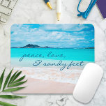 Mousepad Peace Love Sandy Feet Hawaii Tropical Beach Photo<br><div class="desc">"Paz, amor e pés arenosos." Lembre-se do cheiro fresco de sal do ar do oceano sempre que você usa este impressionante e vibrante painel fotográfico. Exalar e explorar a solidão de uma praia havaiana vazia. Faz um presente de excelente para alguém especial! Você pode personalizar facilmente este mouse pad. Por...</div>