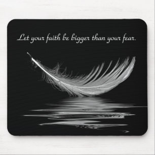 Mousepad Pena Branca com Reflexo de Água e Citação Mous