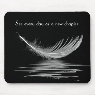 Mousepad Pena Branca com Reflexo de Água e Citação Mous
