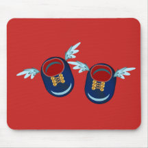 Pequenas calçados aladas em azul e vermelho