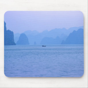 Mousepad Pequeno navio de pesca em Ha Long Bay - Vietname,