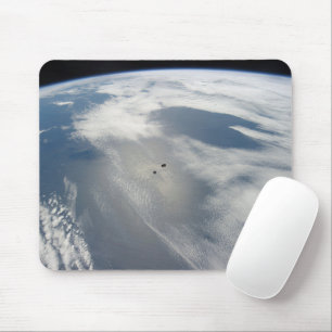 Mousepad Pequenos Satélites Orbitam Acima De Uma Parte Da T