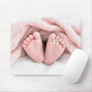 Mousepad Pés de Bebê com uma Margarida Branca