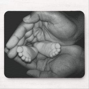 Mousepad pés do bebê nas mãos do pai