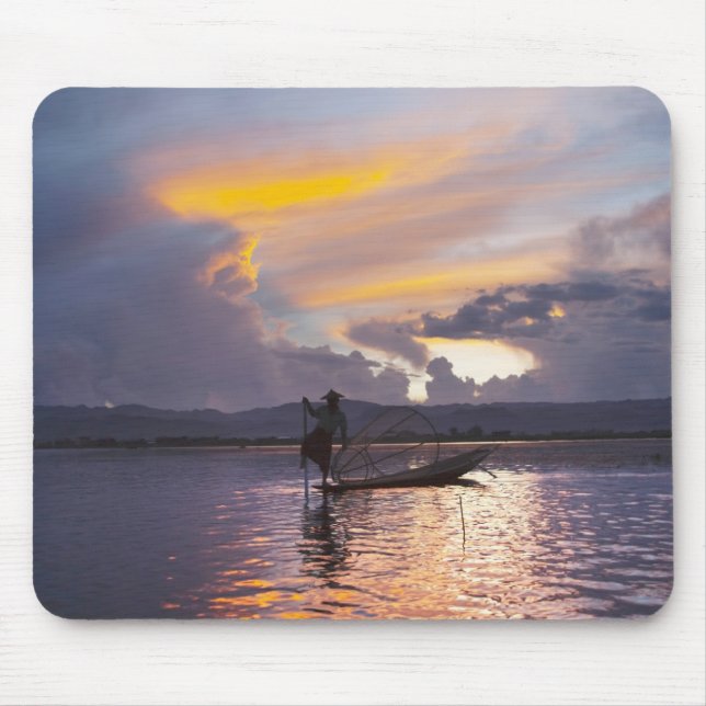 Mousepad Pescador Intha remando com a perna em barco pescan (Frente)