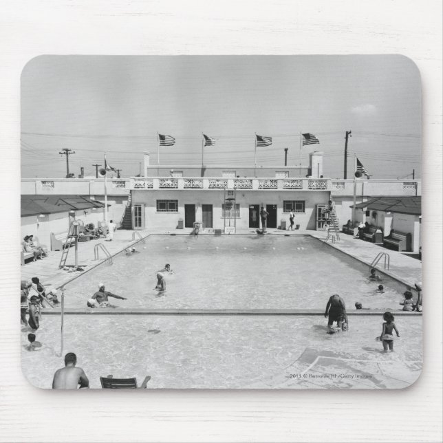 Mousepad Pessoas que relaxam na piscina exterior B&W (Frente)