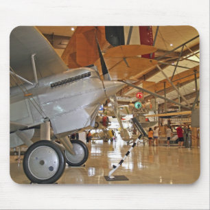 Mousepad Pessoas visitando o Museu Nacional da Aviação Nava