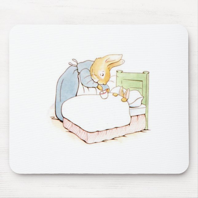Mousepad Peter Rabbit na cama (sendo alimentado pela mãe) (Frente)