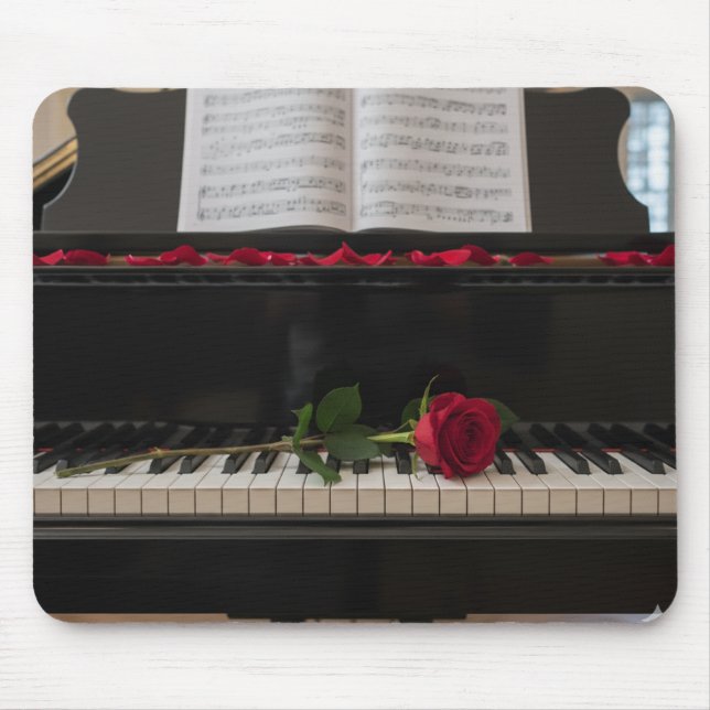 Mousepad Piano com rosa vermelha e pétalas de rosa (Frente)